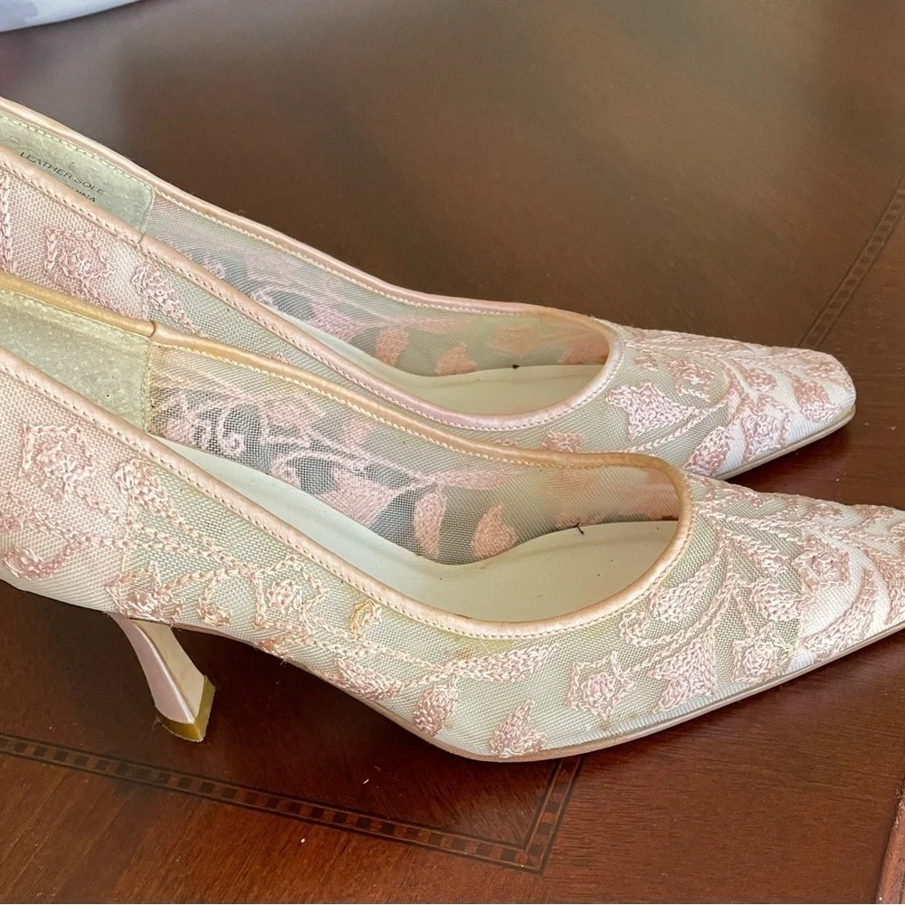 Lord & Taylor Pink Lace Women's Shoes high heel pump size 6M . Square Toe.